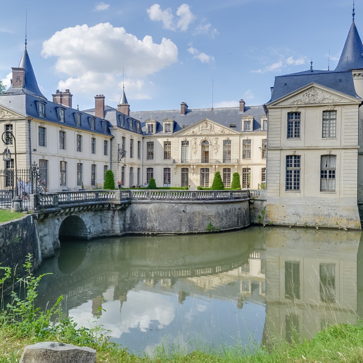 Exterior courtyard view of Château d’Ermenonville